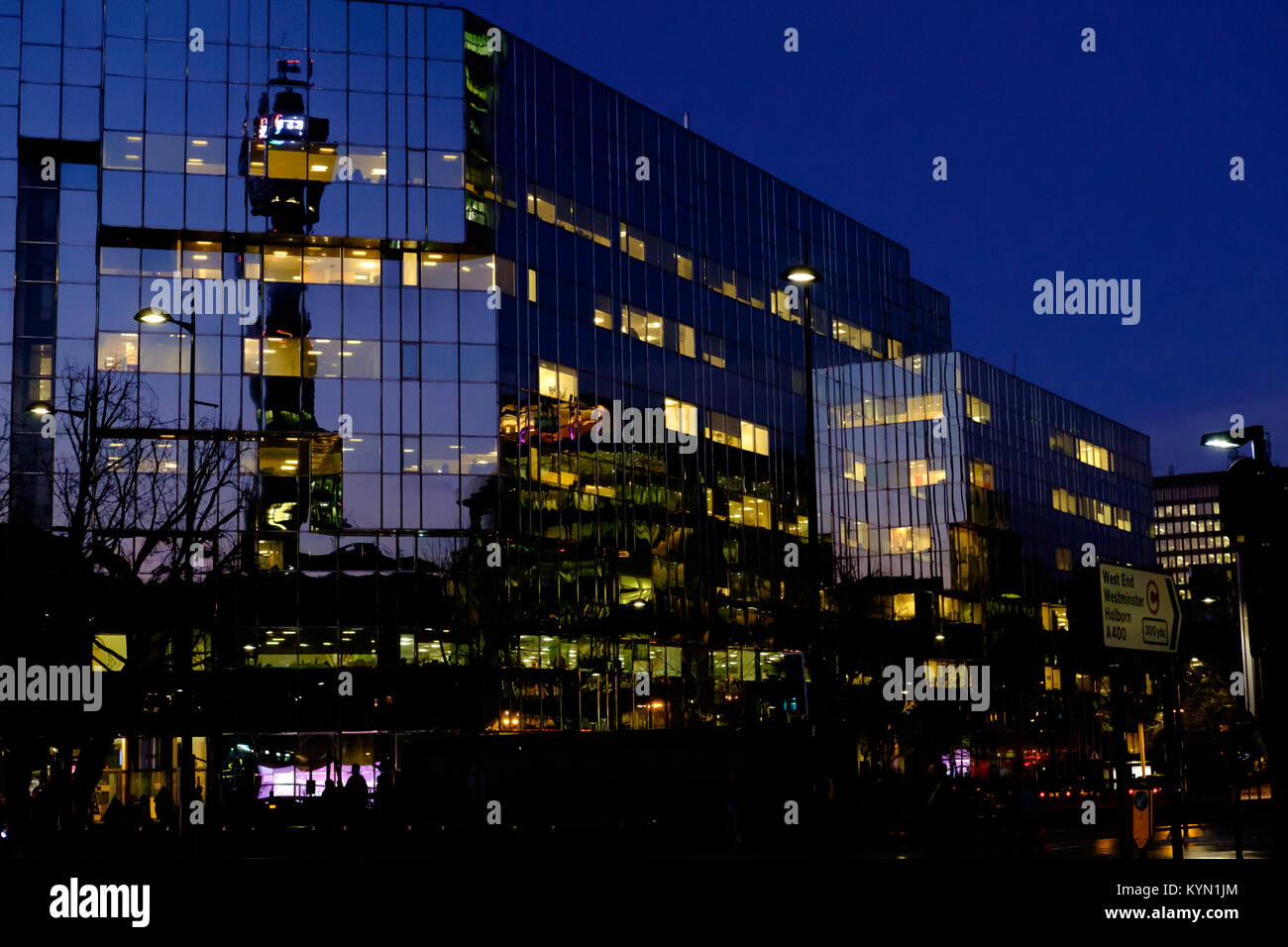 University College Hospital Education Center bei Nacht auf der Euston Road und Hampstead Road in London, Großbritannien mit Reflexionen der British Telecom Tower Stockfoto