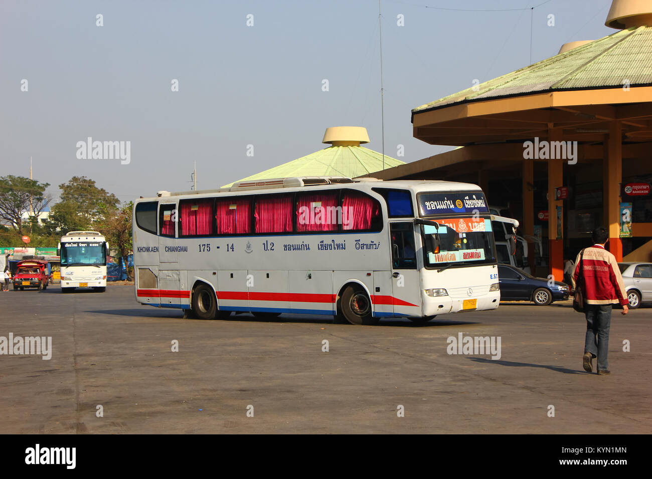 CHIANGMAI, THAILAND - 12. FEBRUAR 2014: esarn Tour Company Bus Route Khonkaen und Chiangmai. Foto bei Chiangmai Busbahnhof, Thailand. Stockfoto