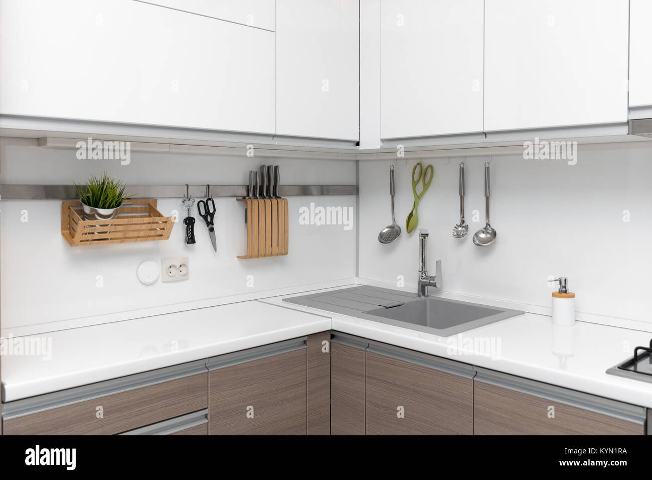 Moderne weiß hochglanz Küche Innenausbau Stockfoto