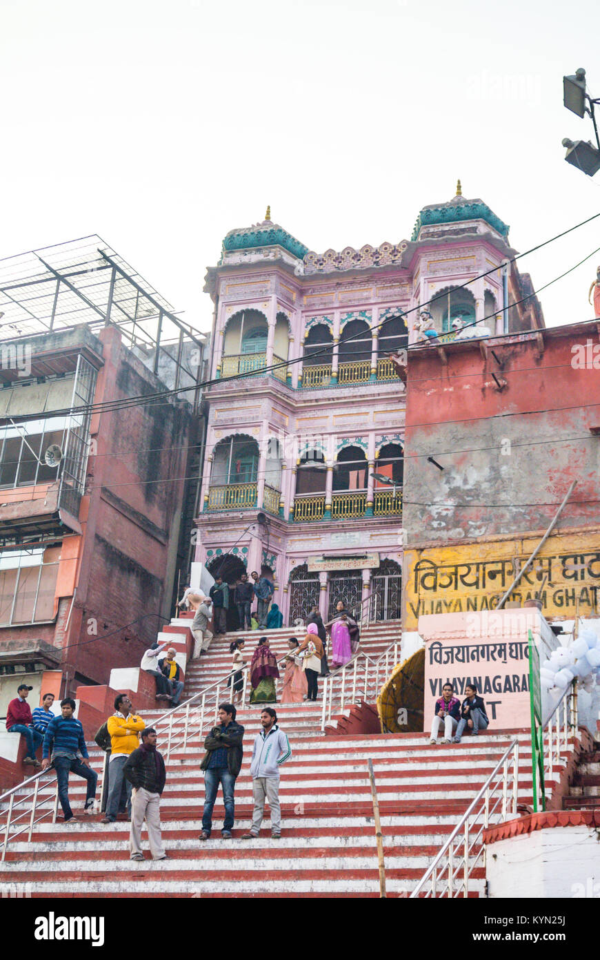 Indische Architektur am Ghat, Varanasi, Indien Stockfoto