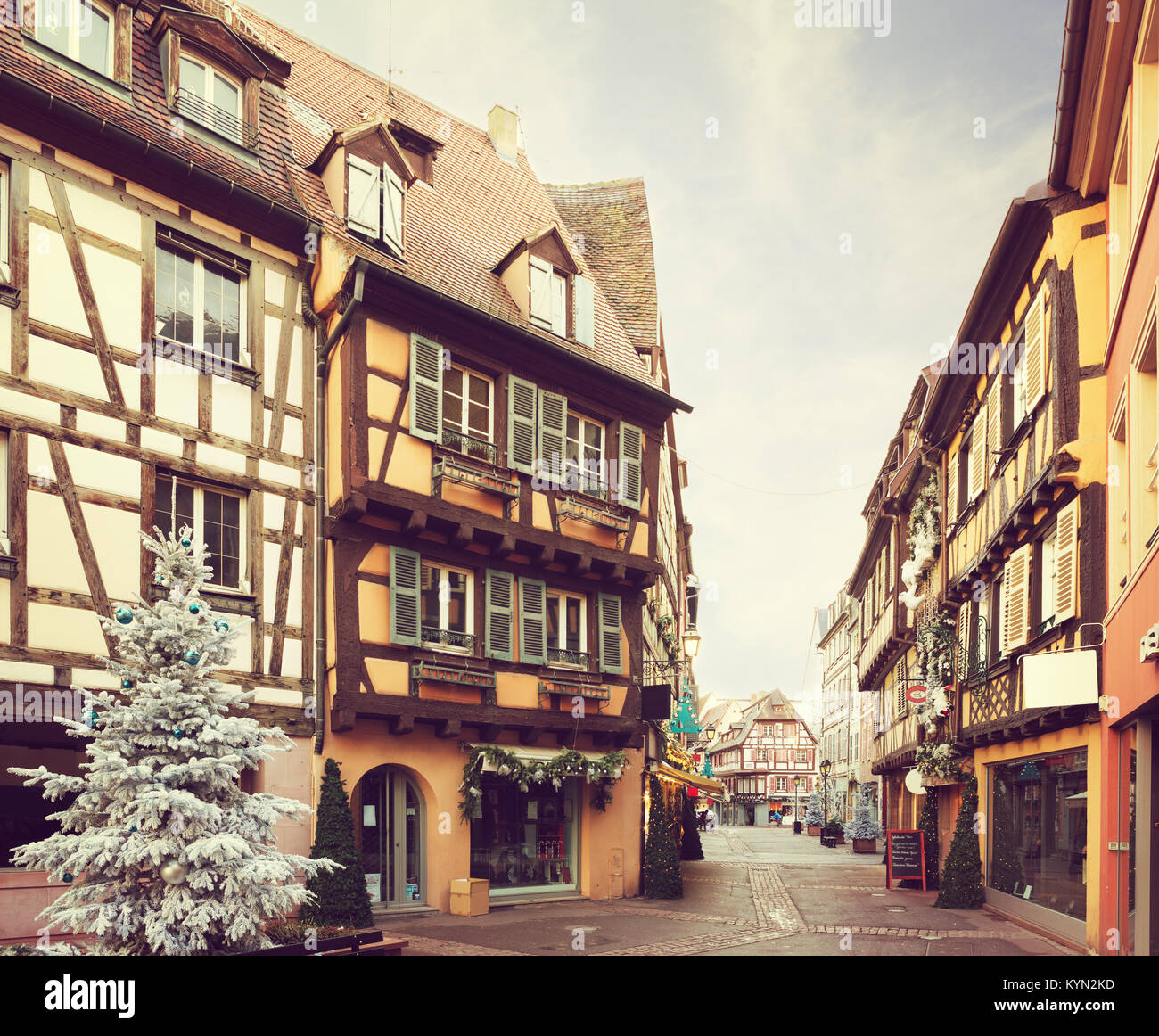 Straße für Weihnachten dekoriert, Colmar, Frankreich. Getonten Bild Stockfoto