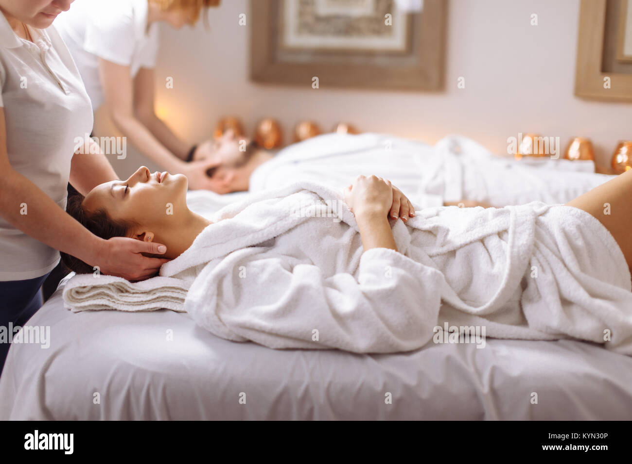 glückliche junge schöne Paar genießen Kopf massage im spa Stockfoto