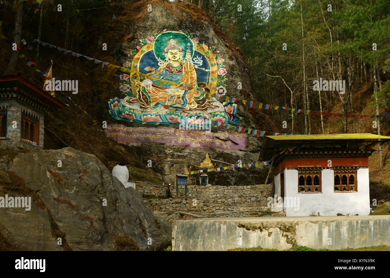 Guru Drubchu Rinpochen Gebetsräder auf dem Weg zum Tango Kloster, Thimphu, Bhutan Stockfoto