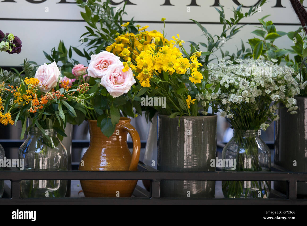 Die Dahlien, Rosen, Bell, Fenchel in Blumensträuße für Verkauf Stockfoto