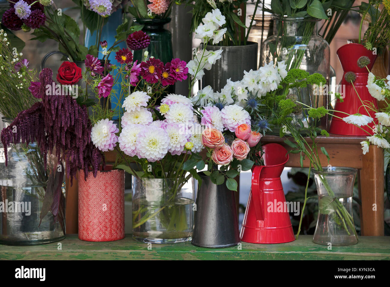 Dahlien, Rosen, Bell, Fenchel in Blumensträuße für Verkauf Stockfoto
