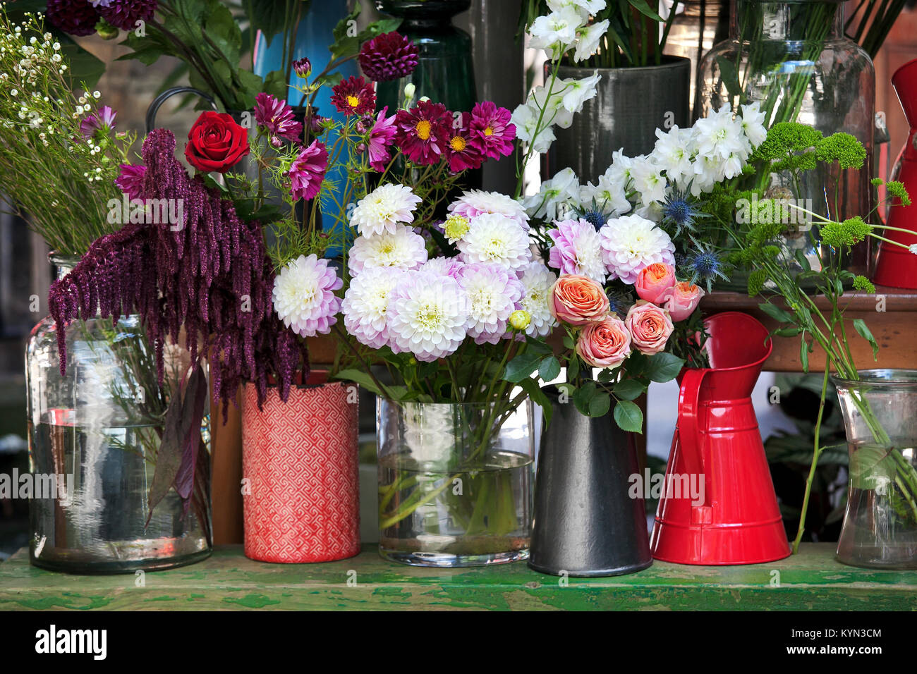Dahlien, Rosen, Bell, Fenchel in Blumensträuße für Verkauf Stockfoto