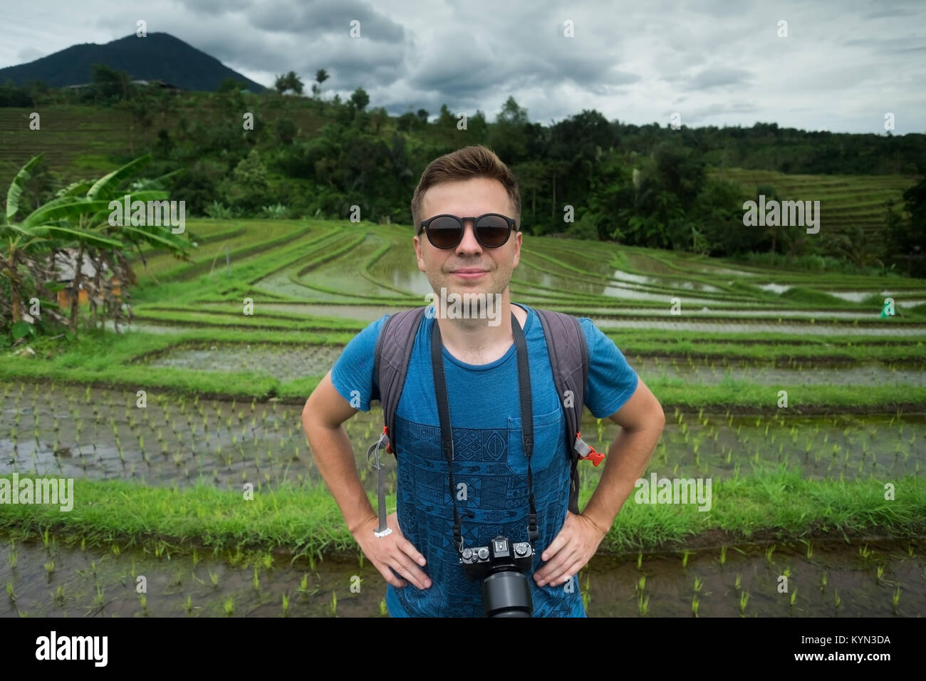 Junger Mann Reisender, Foto und entspannende Außenpool am Reis Felder auf Bali Indonesien angebaut. Stockfoto