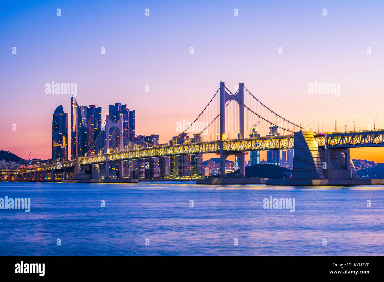 Gwangan Brücke und Haeundae bei Sonnenaufgang, Busan, Südkorea. Stockfoto