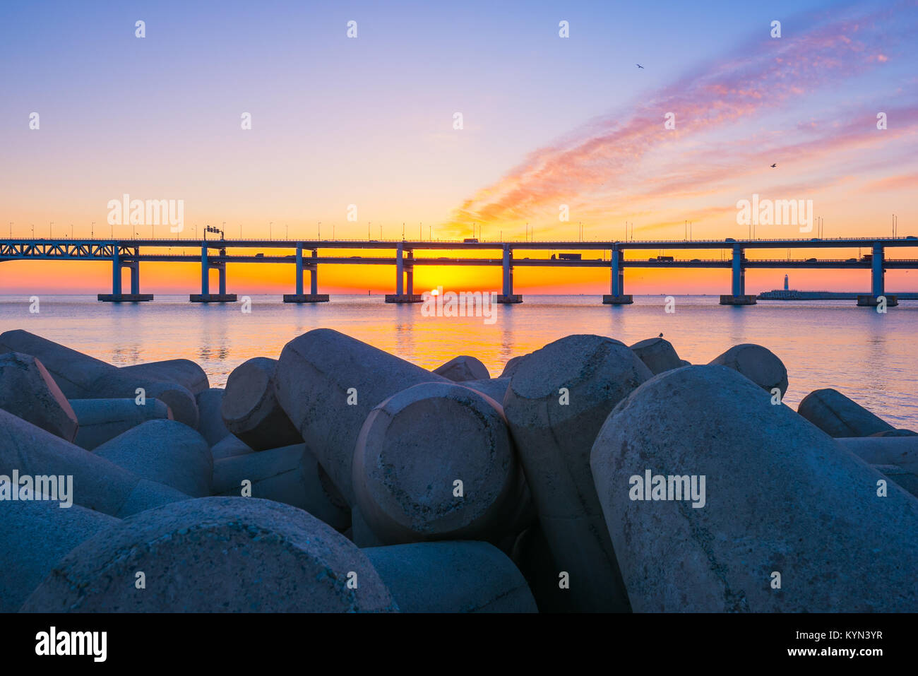 Gwangan Brücke und Haeundae bei Sonnenaufgang, Busan, Südkorea. Stockfoto