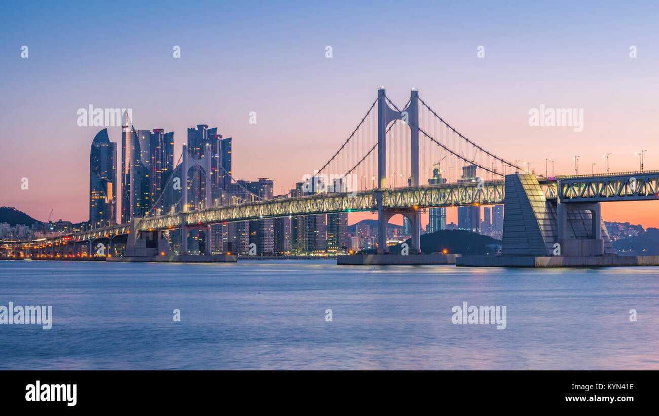 Gwangan Brücke und Haeundae bei Sonnenaufgang, Busan, Südkorea. Stockfoto