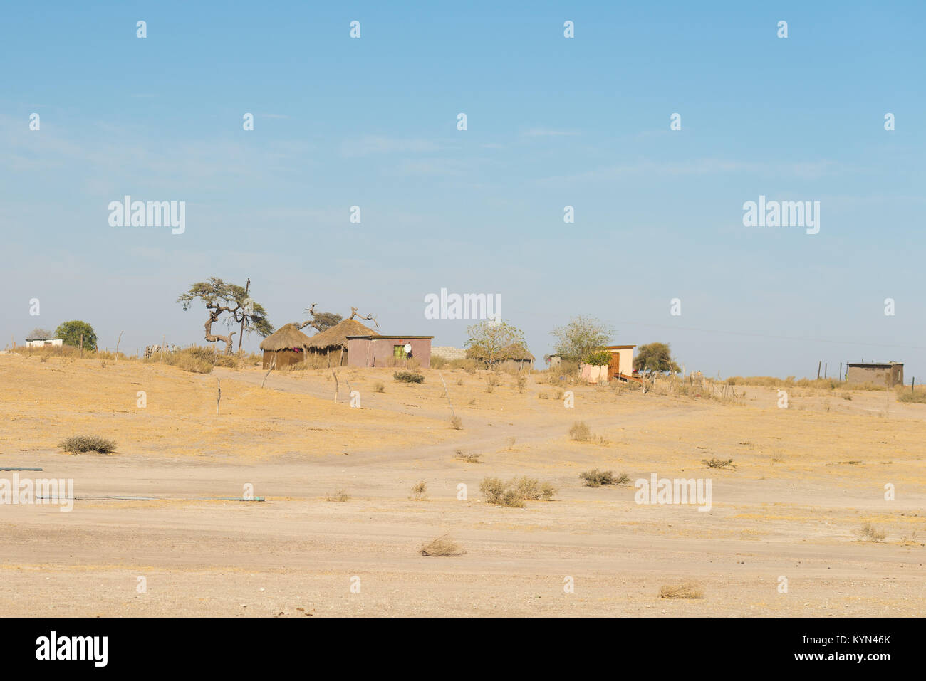 Schlamm Stroh und Holz- Hütte mit Strohdach im Busch. Lokale Dorf im ländlichen Caprivi Strip, die bevölkerungsreichste Region in Namibia, Afrika. Stockfoto