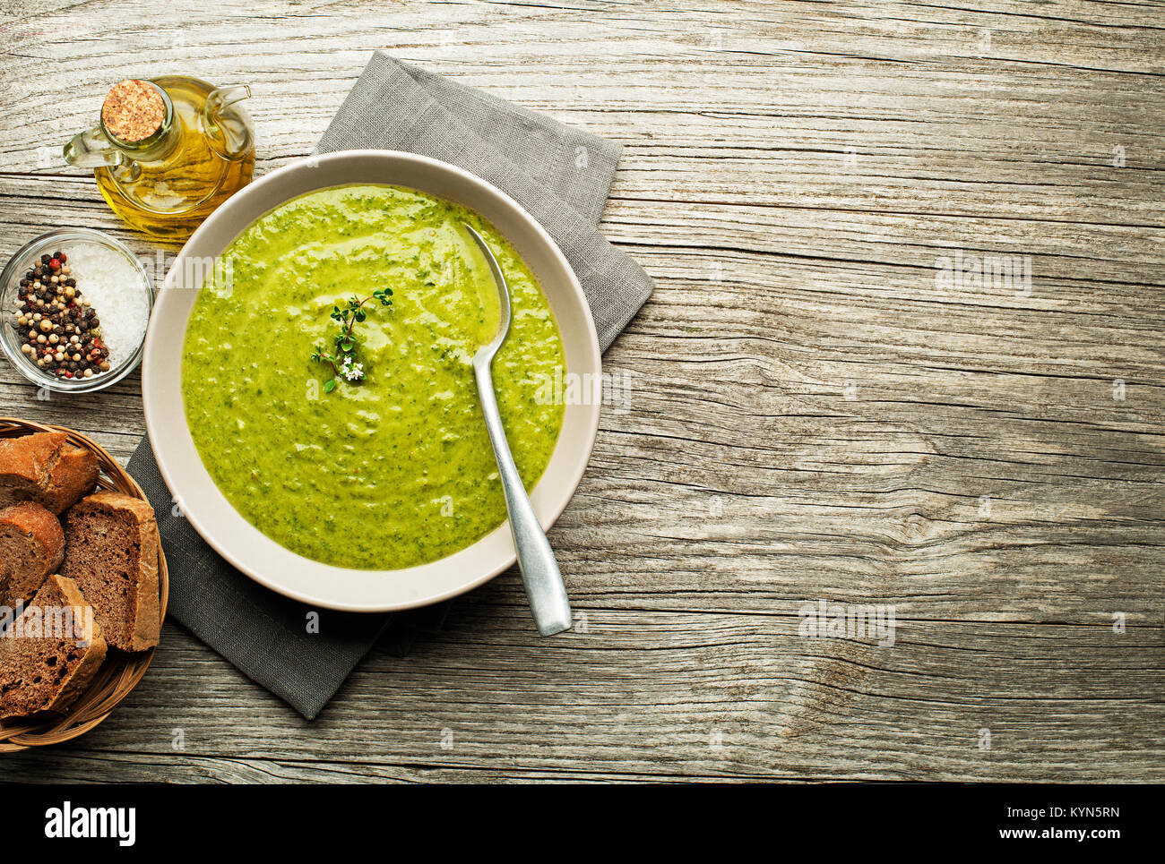 Frische gesunde grüne Suppe auf hölzernen Hintergrund Overhead schießen. Stockfoto
