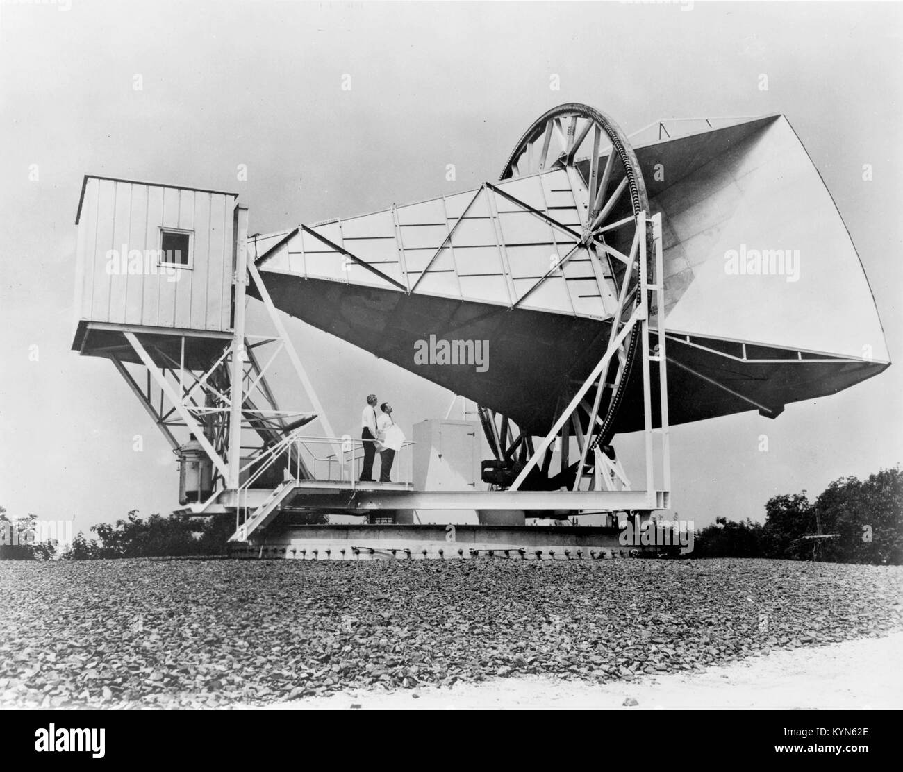 Die holmdel Hornantenne ist eine große Mikrowelle Hornantenne, die als ein Radioteleskop in den 1960er Jahren an den Bell Telephone Laboratories in Holmdel Township, New Jersey, United States verwendet wurde. Allan Arno Penzias und Robert Woodrow Wilson stand auf der 15 Meter langen holmdel Hornantenne, deren bemerkenswerteste Entdeckung gebracht Stockfoto