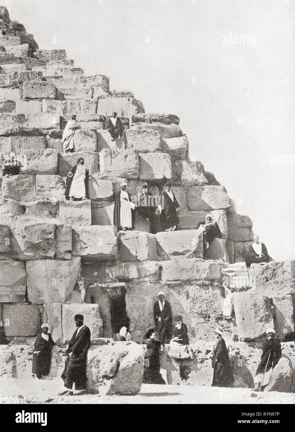 Eine Ecke der Großen Pyramide von Gizeh aka der Pyramide des Cheops oder Khufu, Giza Plateau, Kairo, Ägypten. Von den Wundern der Welt, veröffentlicht C 1920. Stockfoto