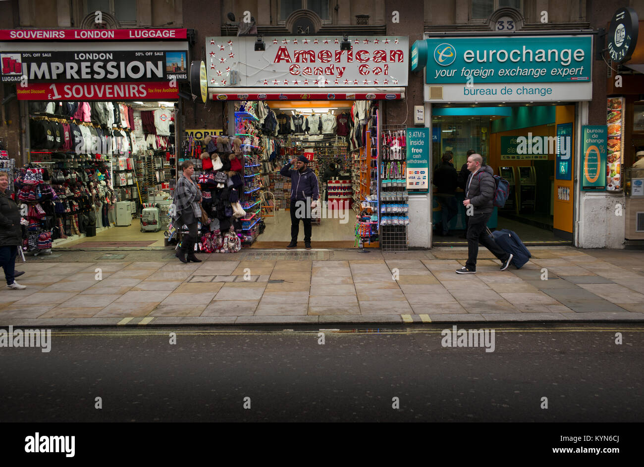 London England UK touristische Geschäfte im Piccadilly Circus und Leicester Square sind im West End von London. Januar 2018 Stockfoto