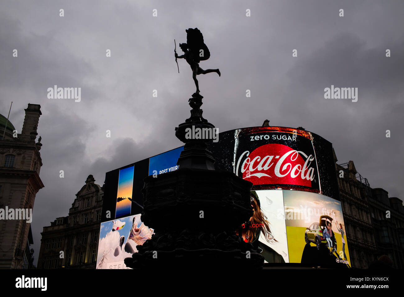 London Piccadilly Circus zeigt neue Werbeträger und die Statue des Eros, der Gott der Liebe. Januar 2018 Die Welt berühmten Werbung zeigt Stockfoto