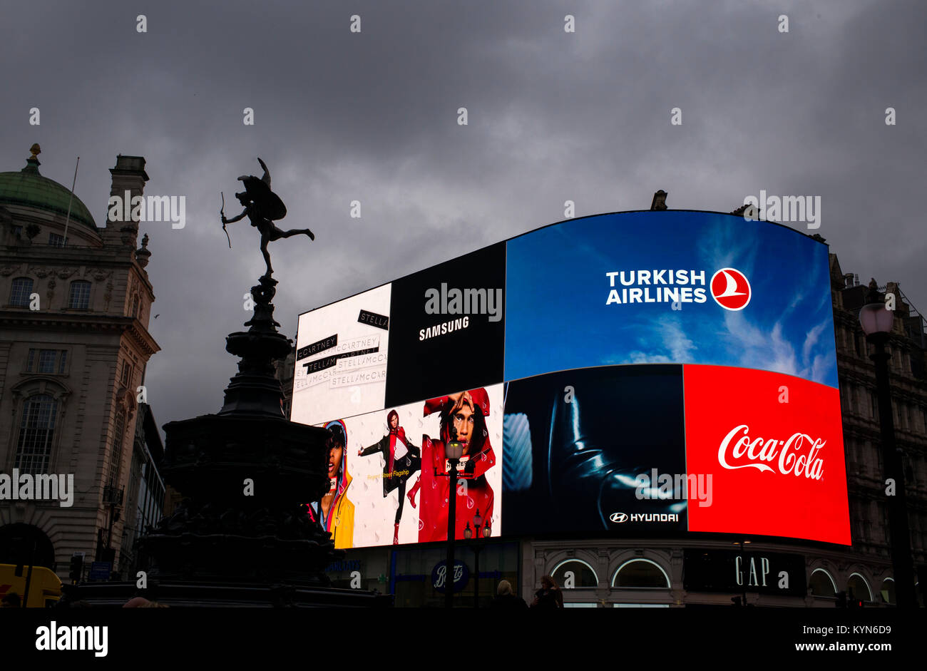 London Piccadilly Circus zeigt neue Werbeträger und die Statue des Eros, der Gott der Liebe. Januar 2018 Die Welt berühmten Werbung zeigt Stockfoto