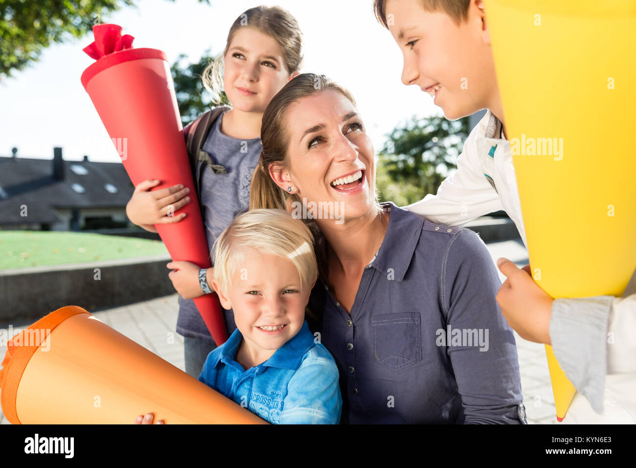 Frau und Kinder an der Einschreibung Tag mit Schule Kegel Stockfoto