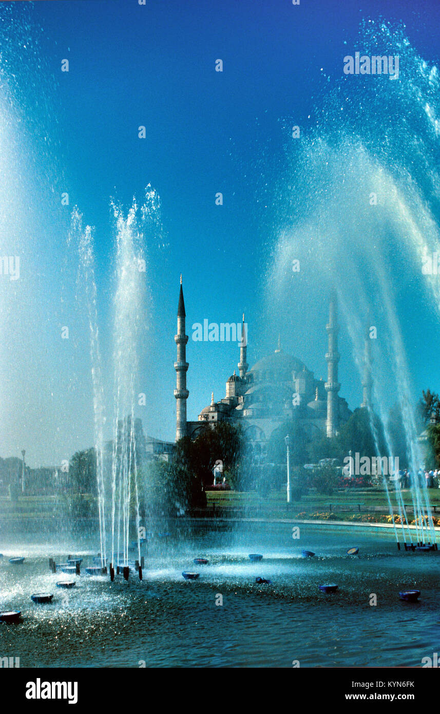 Sultan Ahmed Moschee Sultan Ahmet Moschee oder die Blaue Moschee (1609-1616) hinter einem Brunnen im Stadtteil Sultanahmet, Istanbul, Türkei Silhouette Stockfoto