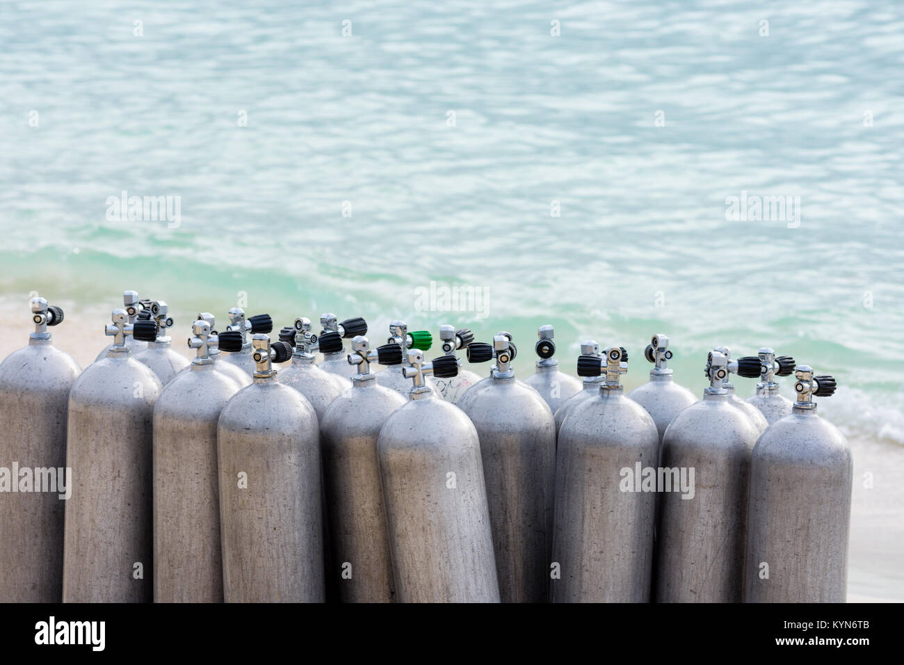 Eine Sammlung von Taucher Luft Taks auf einem tropischen Sandstrand. Stockfoto