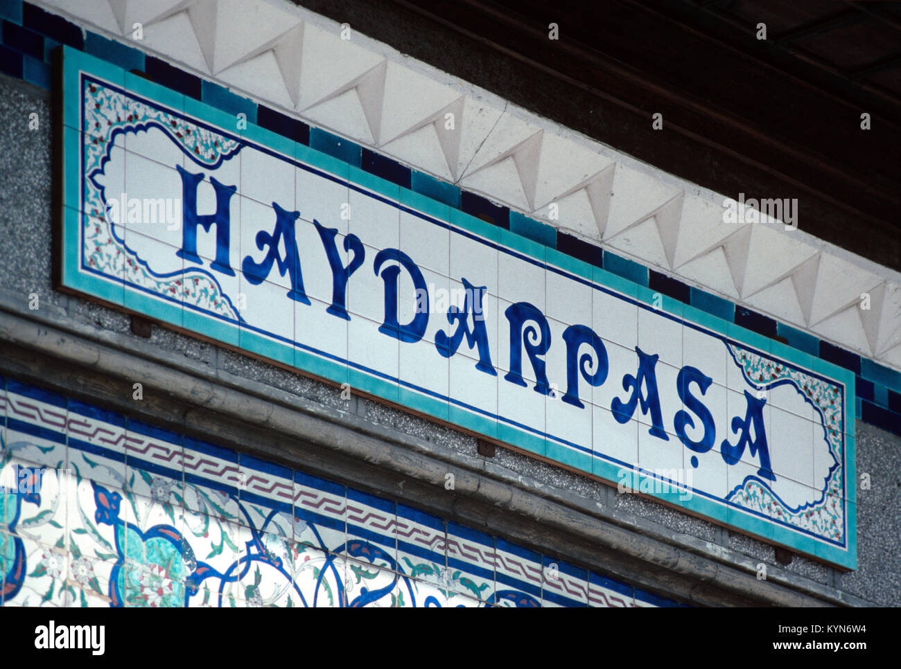 Fliesen- Ortsschild an Haydarpasa Ferry Terminal des Bahnhofs Haydarpasa, Istanbul, Türkei Stockfoto