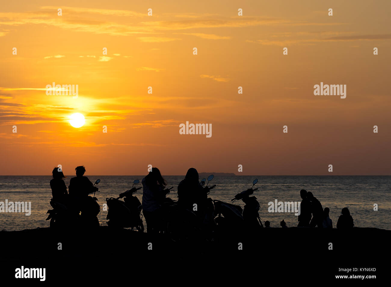 2. Februar 2017 - Padang, Sumatra, Indonesien. Gruppe Bande von Jugendlichen, jungen Erwachsenen sehen Sie einen Strand Sonne auf ihren Rollern gesetzt. Stockfoto