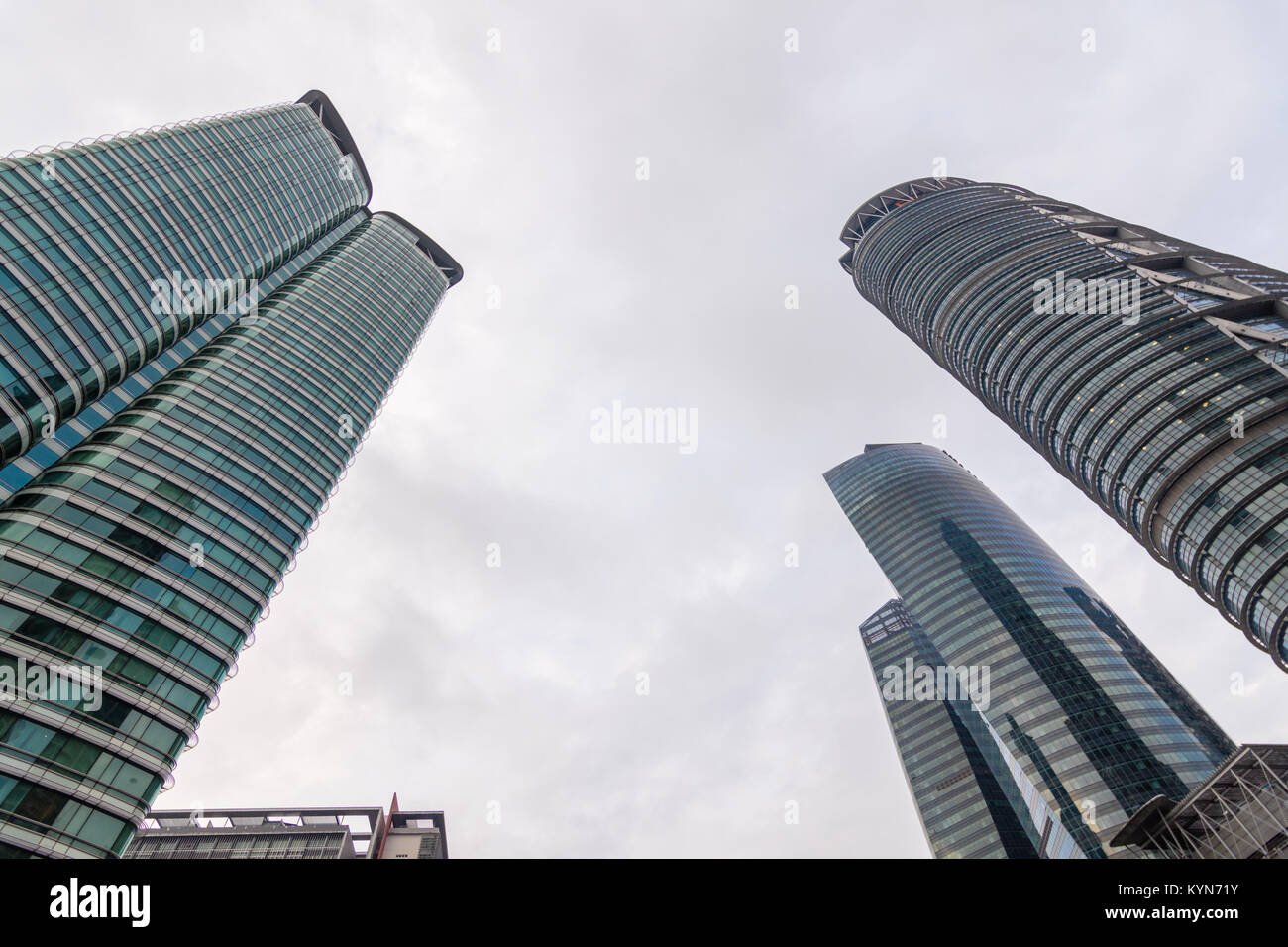 Ein Himmel Stationen Ansicht des ovalen Türmen und anderen Sky scrapper Wohn Luxus Gebäude in Kuala Lumpur, Malaysia. Stockfoto