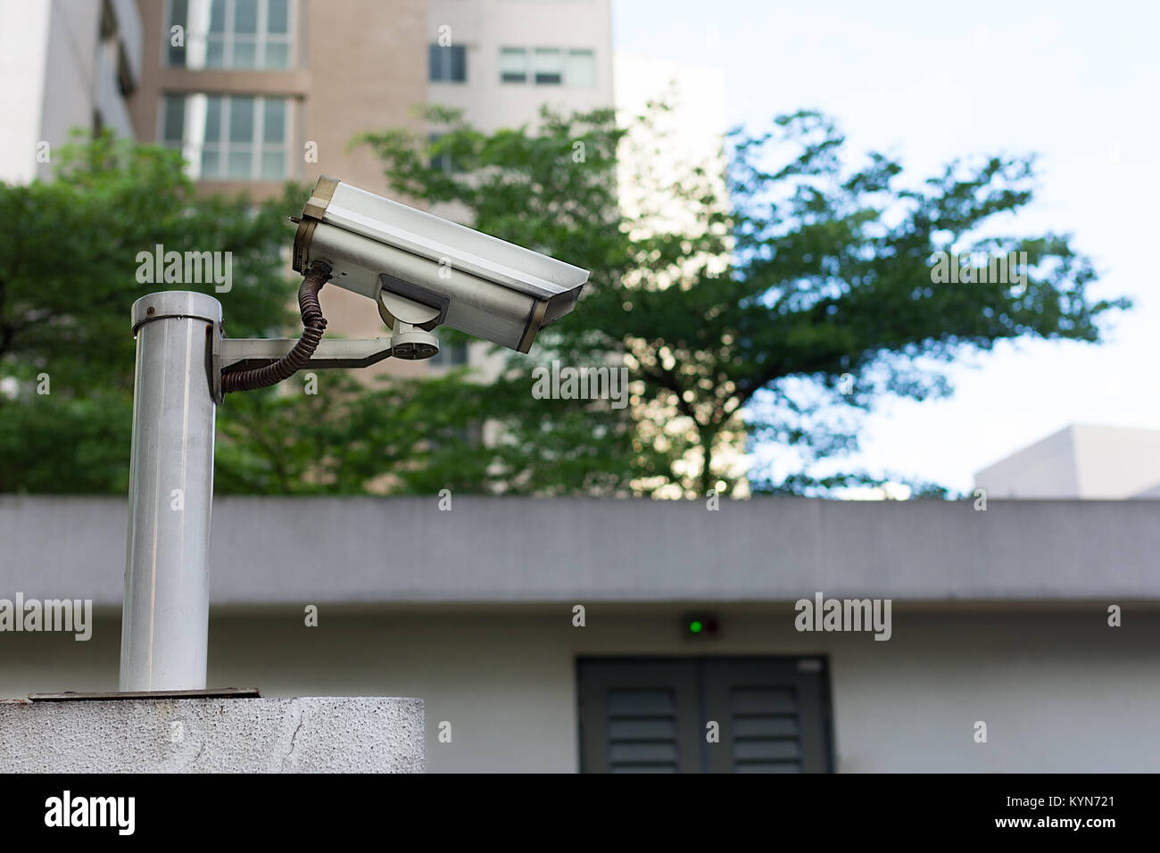 Grau CCTV Kamera montiert auf einer Wand, die über einen Bereich. Stockfoto