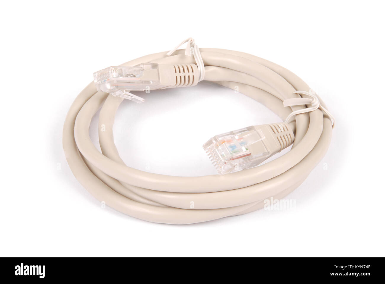 Patchkabel grau Netzwerkkabel mit RJ45-Stecker, auf weißem Hintergrund Stockfoto