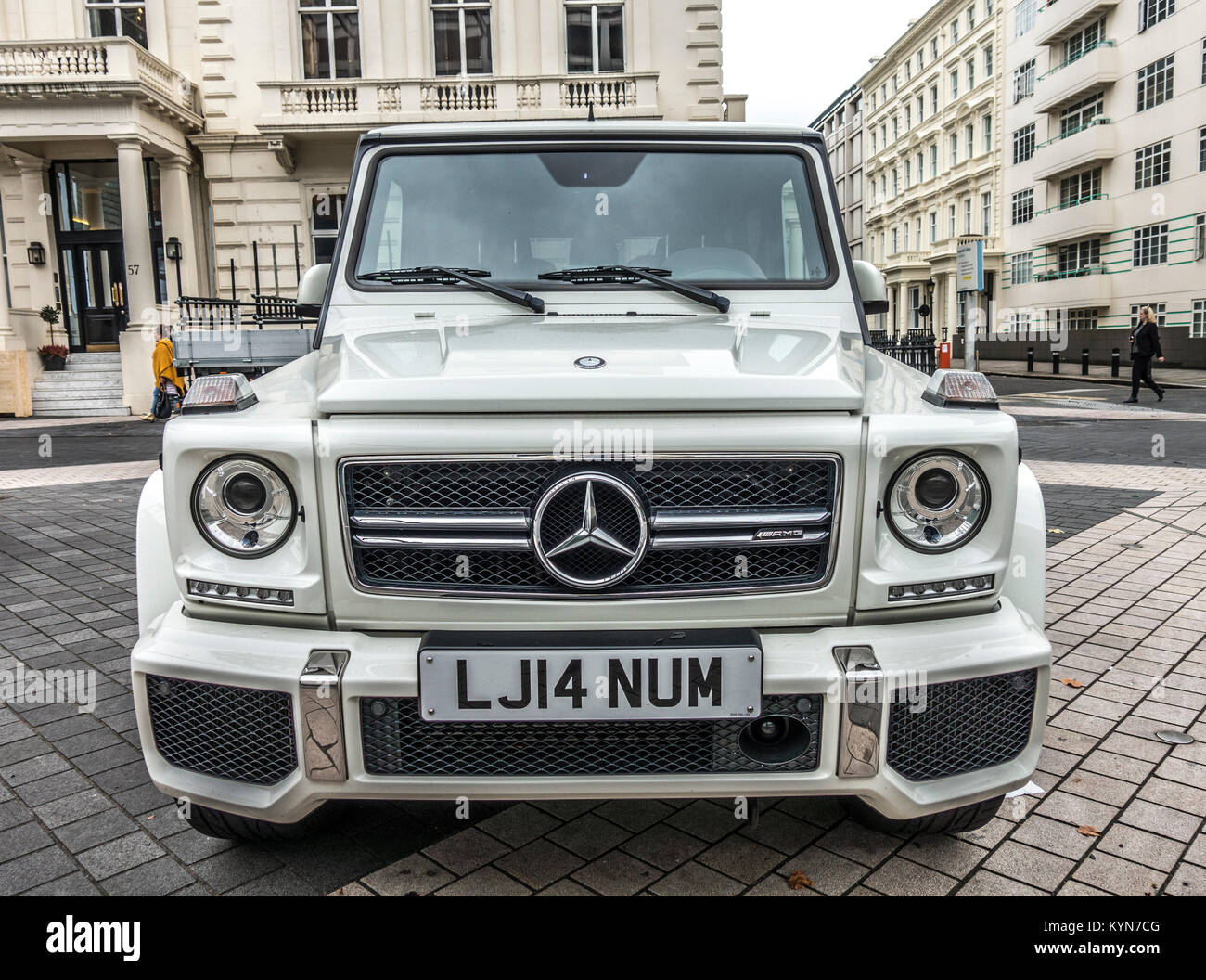 Amg Mercedes Benz G Klasse In Den Farben Weiss Gesicht Auf In Die Exhibition Road South Kensington London England Uk Geparkt Stockfotografie Alamy