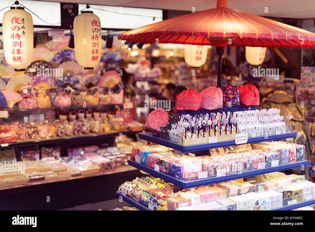 Japanische Geschenk und Souvenir Shop Display mit Kimono Zubehör und Haarnadeln. Matsubara Dori Street in der Nähe der Kiyomizu-dera. Kyoto, Kyoto, Japan 20 Stockfotografie