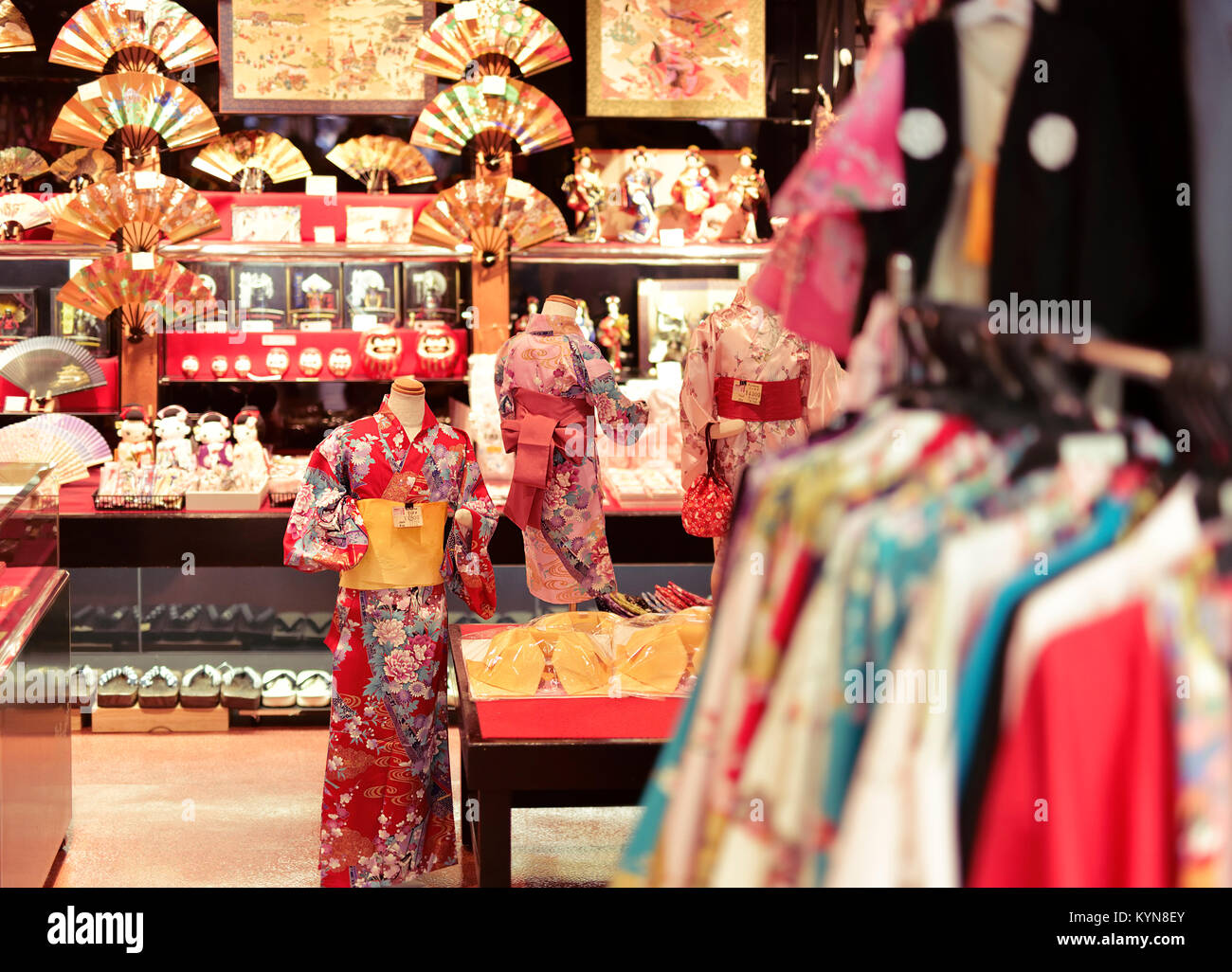 Japanische kimono Store farbenfrohes Interieur in Kyoto, Kyoto, Japan Stockfoto