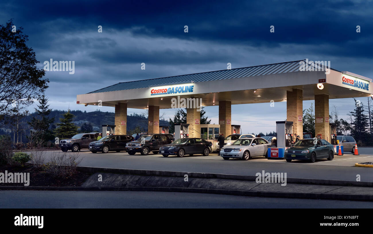 Costco Benzin, Costco, Nordamerikanischen Mitgliedschaft warehouse Chain Store Gas Station am Abend. Costco Gas Bar. Victoria, Vancouver Island, BC Stockfoto