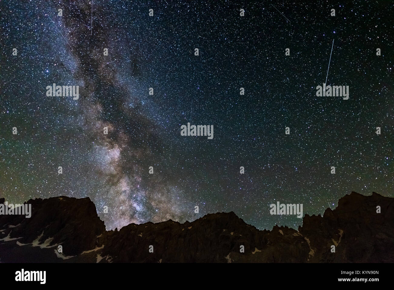 Milchstraße Sternenhimmel Rocky Mountains Profil Silhouette aus großer Höhe auf den Alpen erfasst. Stockfoto