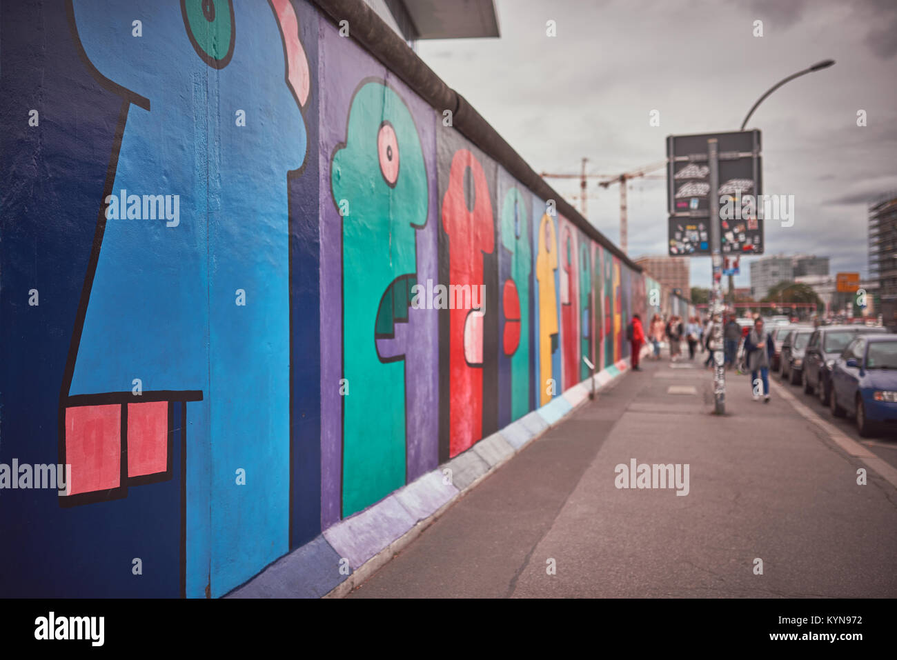 East Side Gallery, Berlin, Deutschland, Gemälde von Thierry Noir Stockfoto