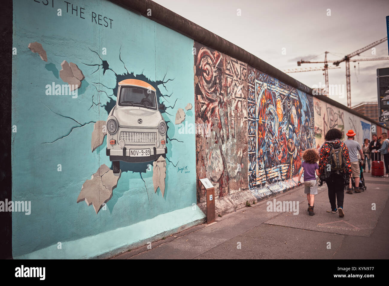 Die East Side Gallery, Berlin, Deutschland, Europa - das berühmte Trabant Auto Wandbild an der Berliner Mauer Stockfoto