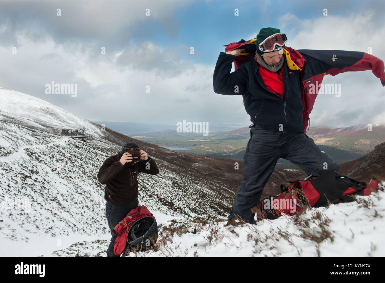 Winter Skills Training in Cairngorm Mountains vor Schnee durchlöcherte Reise. Wenn Sie anhalten, setzen auf eine zusätzliche Schicht sofort ist ein Muss l Stockfoto