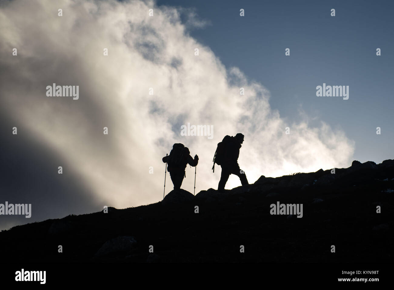 Spaziergänger auf Cairn Gorm mountain Ridge mit Wolken hinter Winter Stockfoto