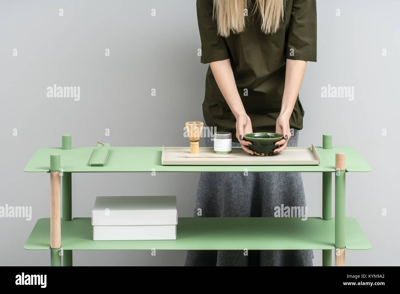 Mädchen mit Schüssel in der Nähe stand Stockfoto