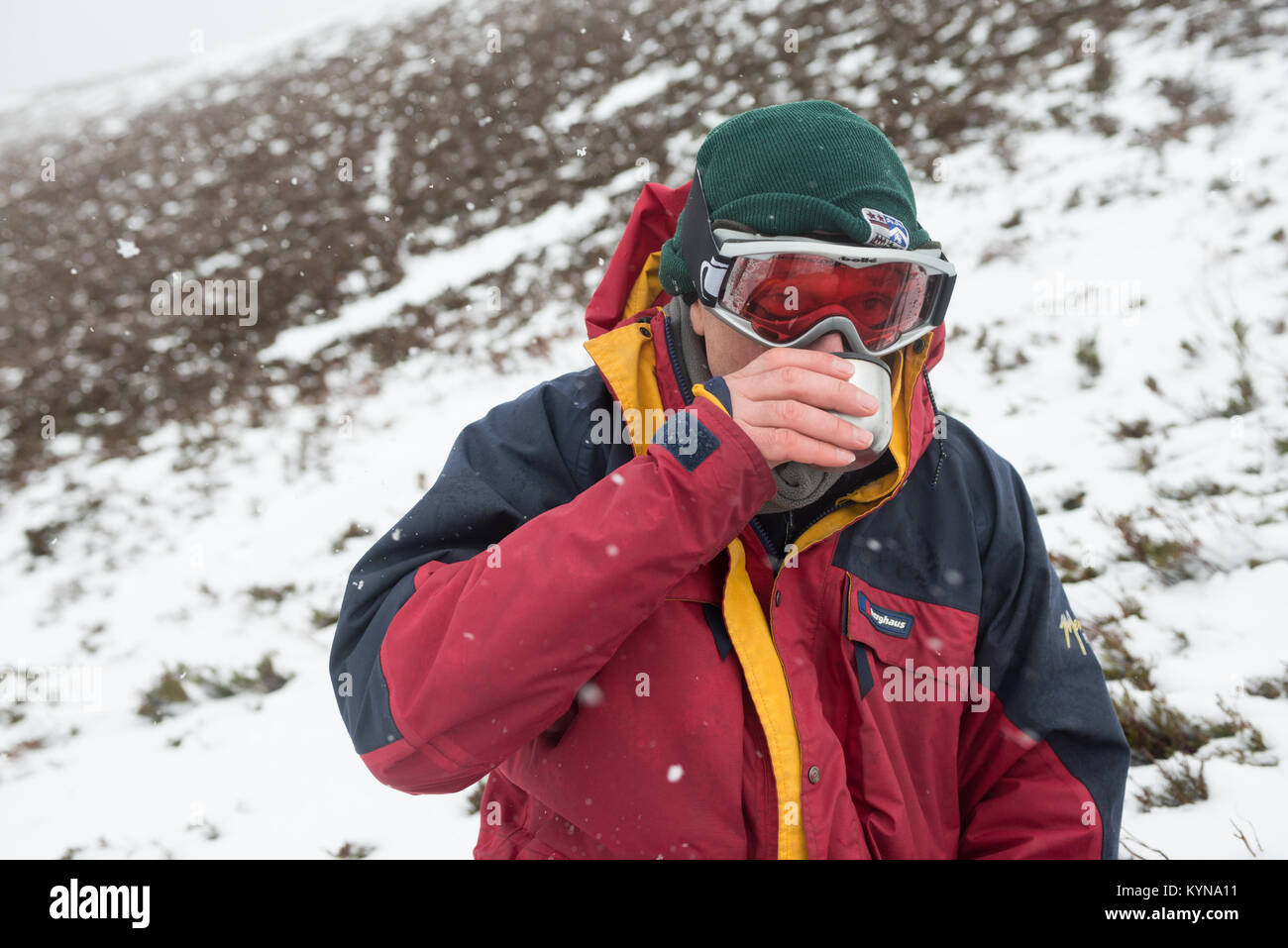 Trinken heiße Flüssigkeiten ist eine gute Möglichkeit, wenn man zu Fuß im Winter warm zu halten Stockfoto