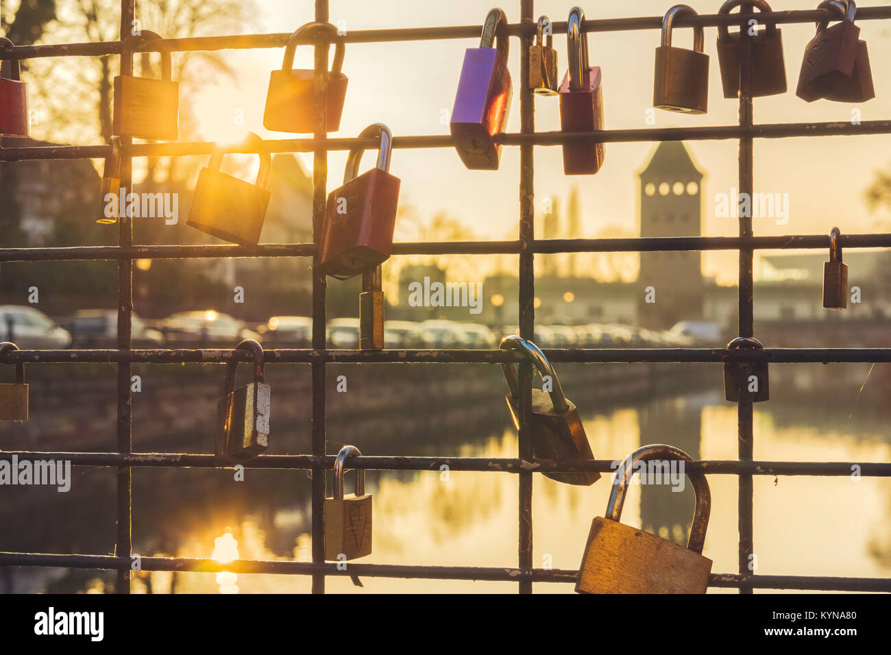 Einige lieben Schlösser an der Metallgitter einer Brücke, Straßburg, Frankreich. Stockfoto