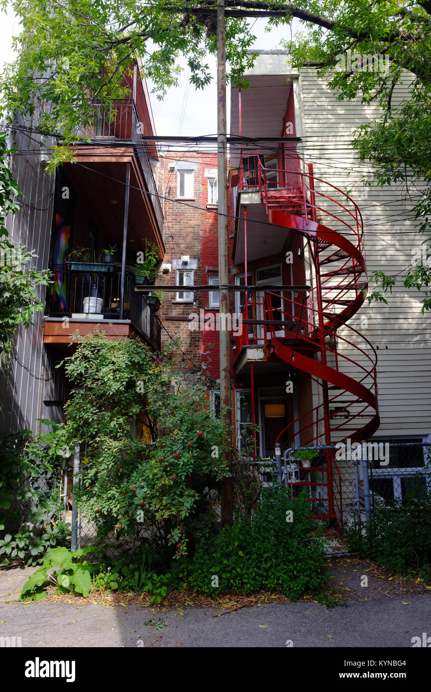 Eine rote Wendeltreppe außerhalb eines Hauses in Montreal, Kanada. Stockfoto