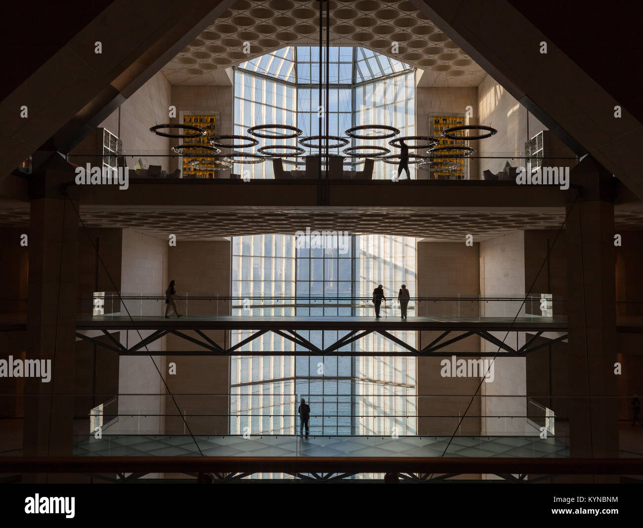 Museum für Islamische Kunst in Doha, Katar. Von I.M.Pei entworfen. Blick auf das Atrium zu den oberen Stockwerken Gehwege. Stockfoto