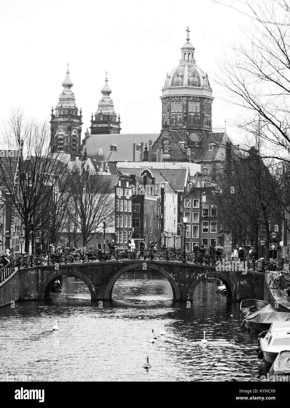 Die Oudezijds Voorburgwal eine Straße und Kanal in das rotlichtmilieu im Zentrum von Amsterdam. Im Hintergrund die Basilika von St. Nikolaus. Schwarz a Stockfoto