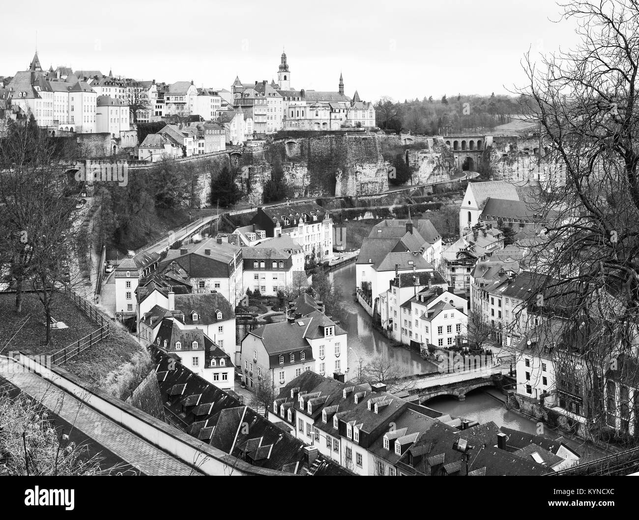 Der alte Teil der Stadt in Luxemburg. Skyline der Stadt Luxemburg. Schwarz und Weiß Stockfoto