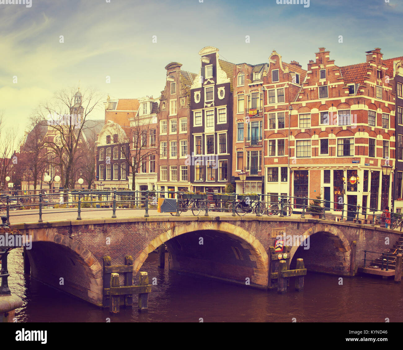 Prinsengracht Kanal, Amsterdam, Niederlande. Typische holländische Häuser mit einer Krähe - stufengiebel hinter der Brücke. Getonten Bild Stockfoto