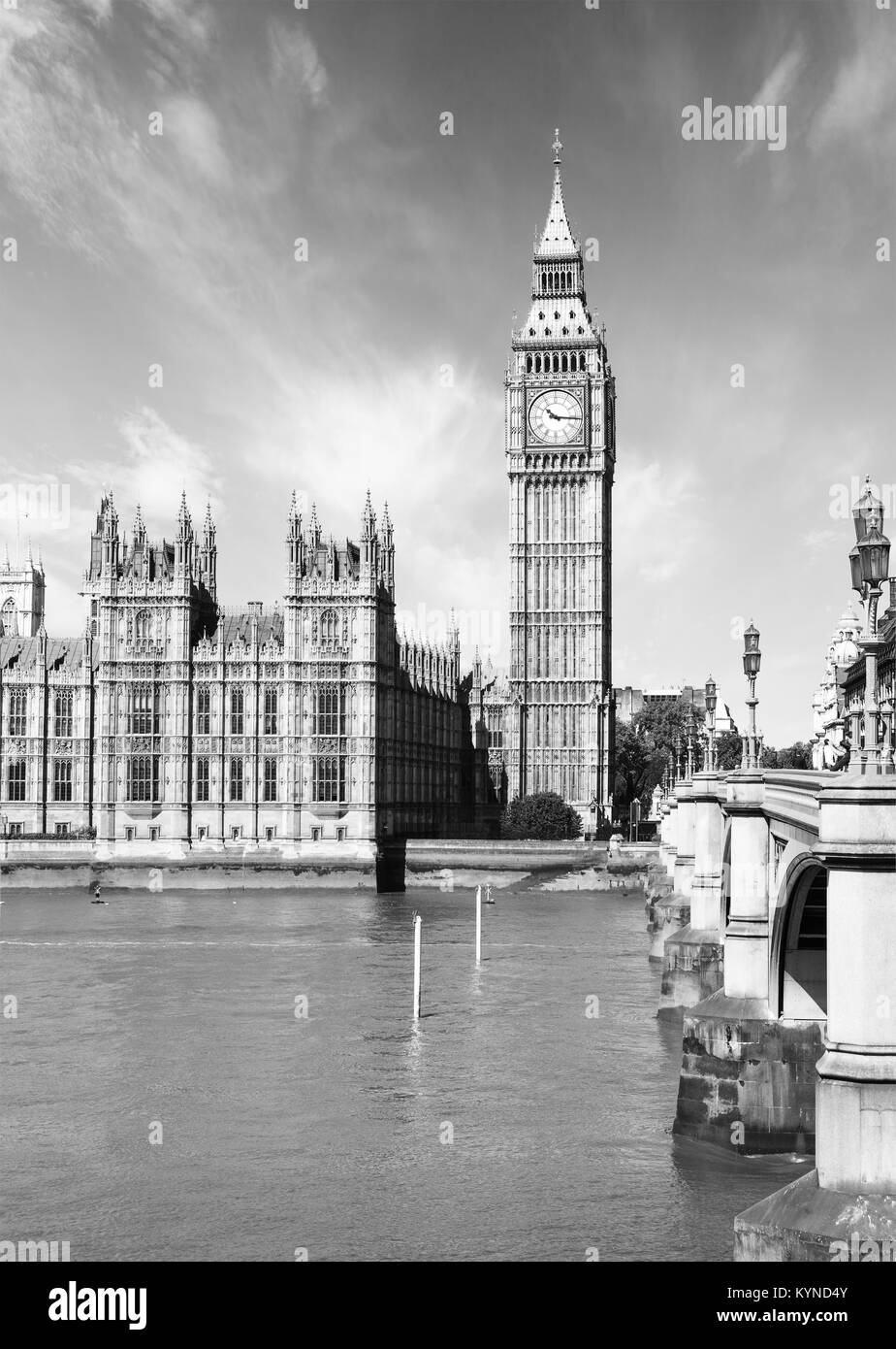 Der Palast von Westminster mit Elizabeth Tower und die Westminster Bridge, London, UK. Schwarz und Weiß Stockfoto