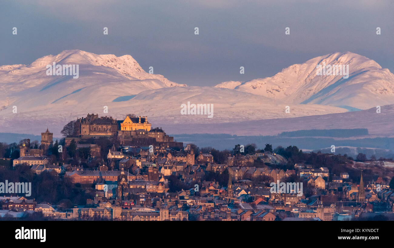 Das frühe Morgenlicht auf Stirling Castle und winterliche Hügel jenseits Stockfoto