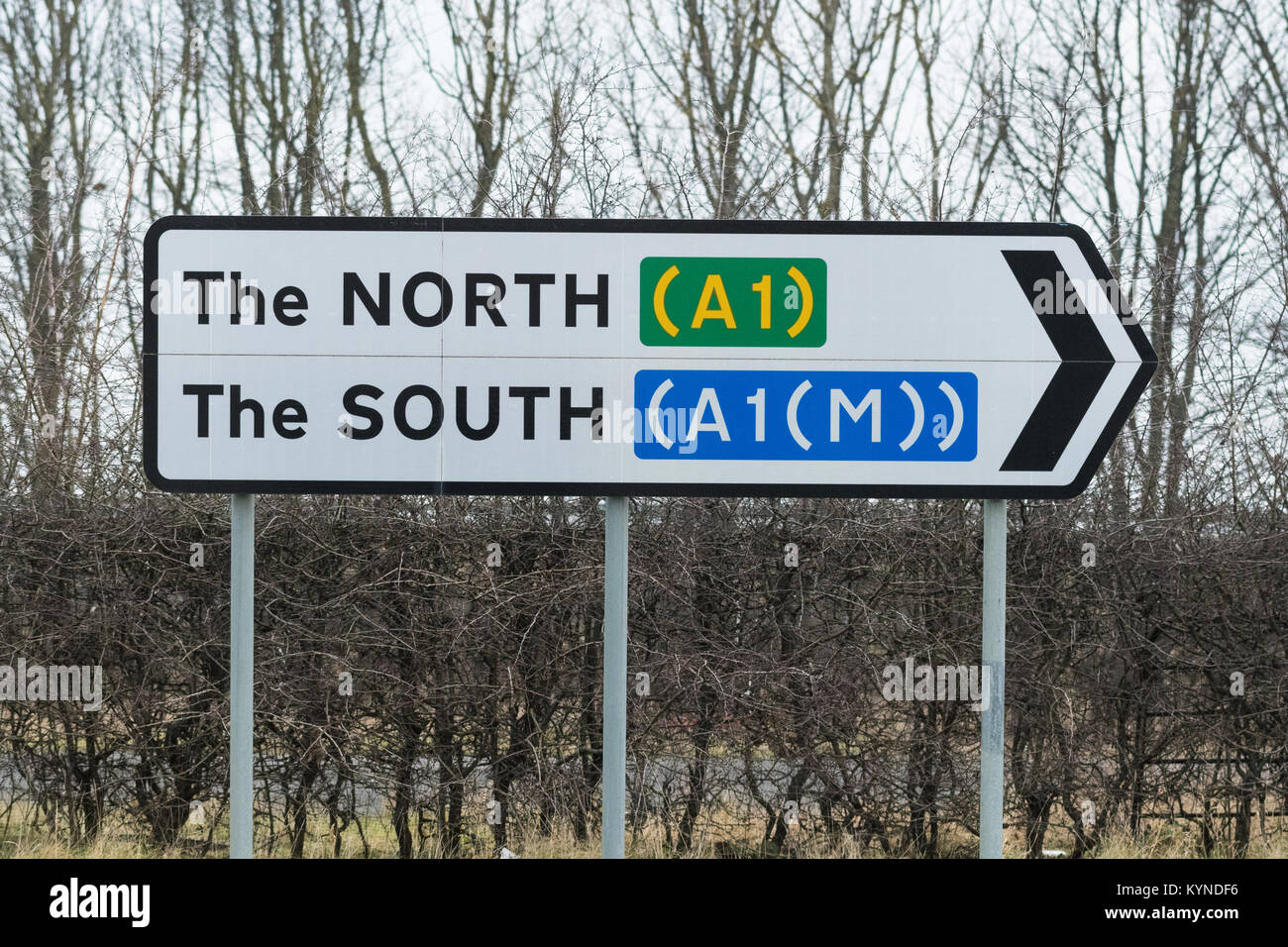 Der Norden der Süden A1 A1 (M) Straßenschild - Norden und Süden zeigt in die gleiche Richtung - Nivellierung bis Konzept Stockfoto