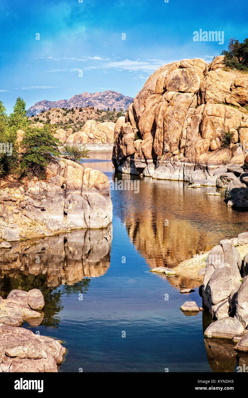 Eine Bucht in Watson Lake mit Granit Berge im Hintergrund. Prescott, Arizona Stockfoto